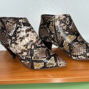 Cute 10W Snakeskin ankle boots from the brand Comfort